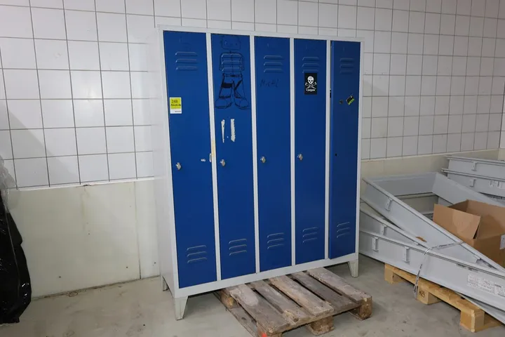 1 x Umkleidespind Maße: 150 x 50 x 185 cm